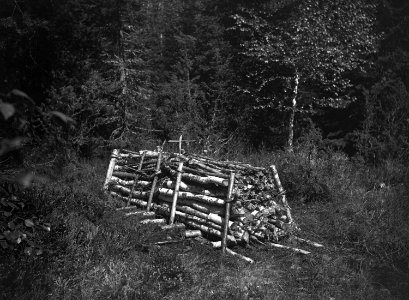Dokumentation av arbete med kolning i Bogens kapellförsamling i Värmland. En färdiglagd liggmila - Nordiska museet - NMA.0063682