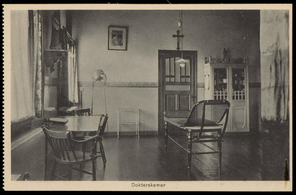 Dokterskamer van het rooms katholieke Maagdenhuis Spui 21. Uitgave Brinio, Rotterdam, Afb PBKD00354000031