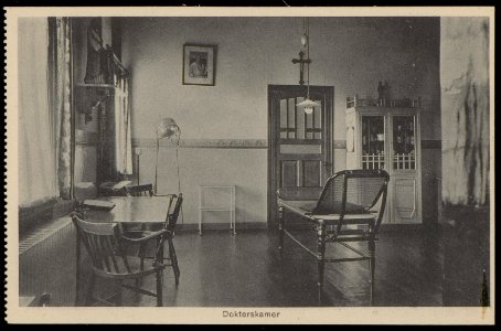 Dokterskamer van het rooms katholieke Maagdenhuis Spui 21. Uitgave Brinio, Rotterdam, Afb PBKD00354000031