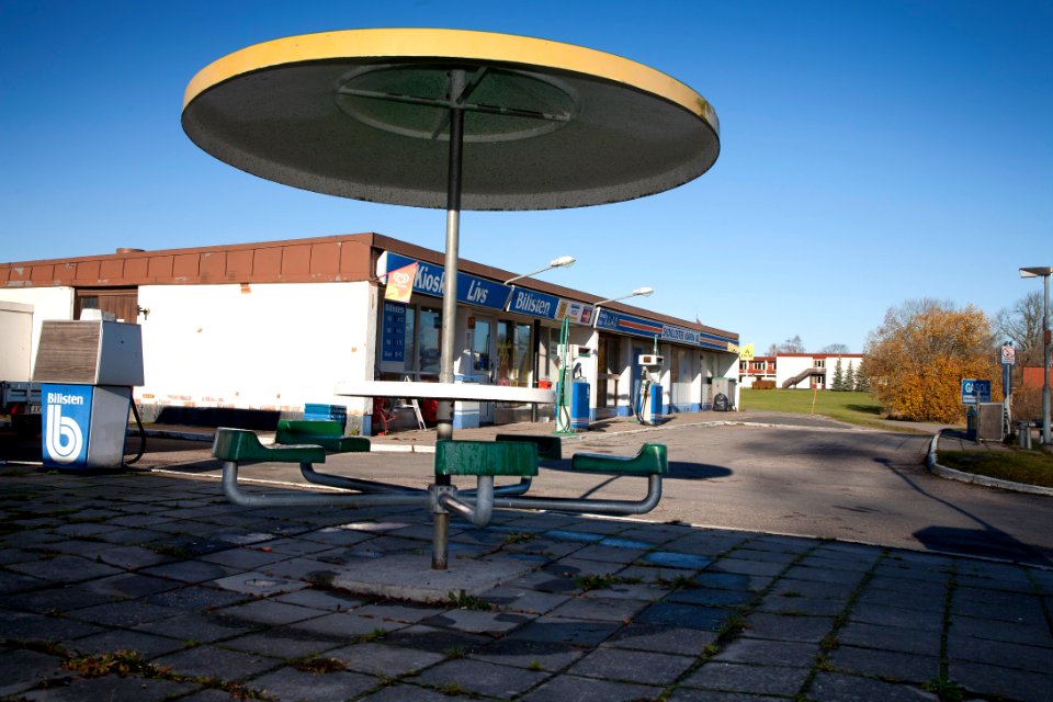 Dokumentation av Skoklosters bensinstation innan renoveringen 2010. Macken. Exteriör - Skoklosters slott - 87805