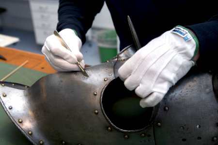 Dokumentation, metallkonservator Peter Sedelius i arbete, nya lokaler i Munkhättan, Tumba - Livrustkammaren - 76681