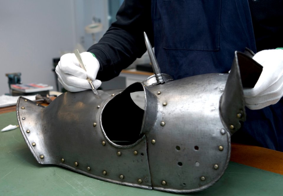 Dokumentation, metallkonservator Peter Sedelius i arbete, nya lokaler i Munkhättan, Tumba - Livrustkammaren - 68122