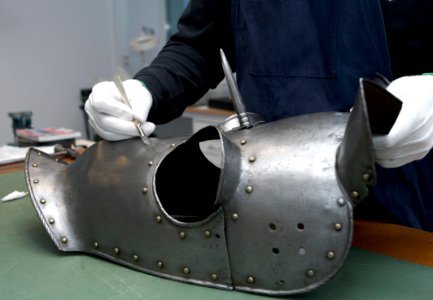 Dokumentation, metallkonservator Peter Sedelius i arbete, nya lokaler i Munkhättan, Tumba - Livrustkammaren - 68122