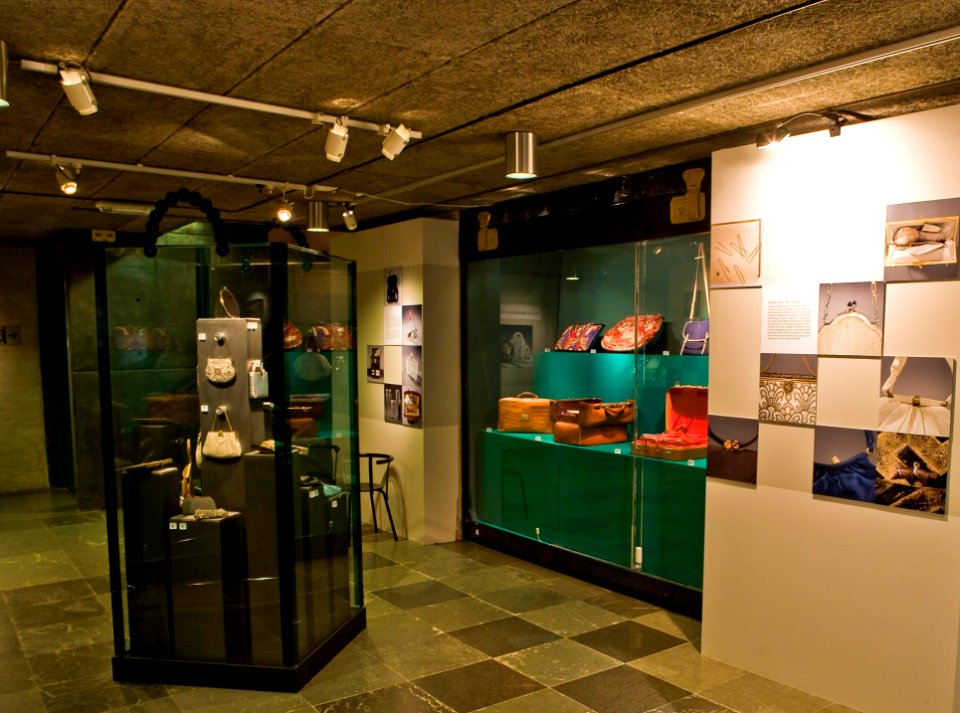 Dokumentation, utställningen Den oumbärliga väskan - år 2008 - Livrustkammaren - 85256
