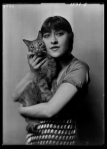Dolly sister, with Buzzer the cat, portrait photograph LOC agc.7a15202