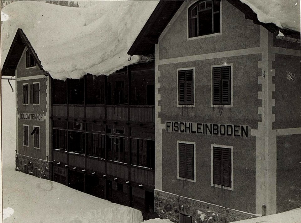 Dolomitenhof, Fischleinboden, mit Spuren von feindlichem Beschuss. (BildID 15578661)