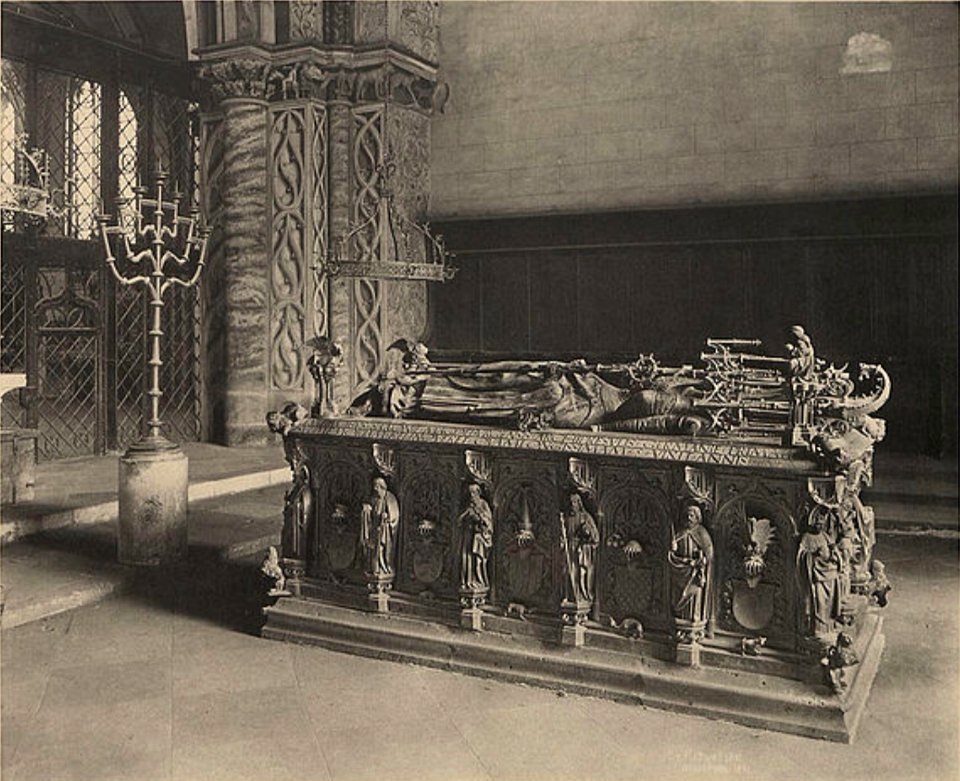 Dom Grabmal des Erzbischof Ernst