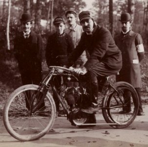 Dominique Lamberjack, au kilomètre de Dourdan 1903 (alors recordman du monde, sur Griffon aux pneus Wolber)