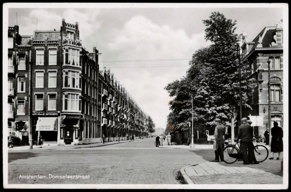 Domselaerstraat bij kruising Linnaeusstraat met rechts een deel van het Burgerziekenhuis. J. Sleding, Amsterdam, Afb PRKBB00398000002
