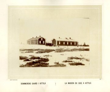 Dommerens gård i Kittilä. Bygninger med stillas for vedlikehold, antakelig - Norsk folkemuseum - NF.15006-131