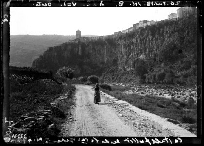 Dona al camí de Castellfollit de la Roca amb el poble al fons