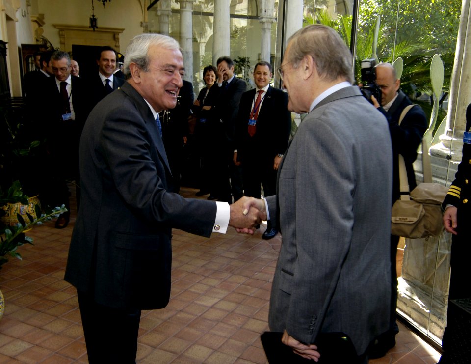 Donald Rumsfeld shakes hands with Antonio Martino