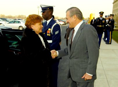 Donald Rumsfeld welcomes Latvian President Vaira Vike-Freiberga, 2006