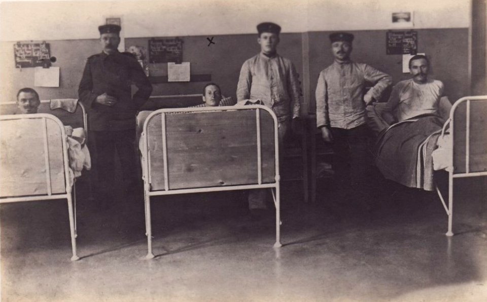 Deutsche Soldaten in einem Tübinger Kriegsazarett (AK 1915)