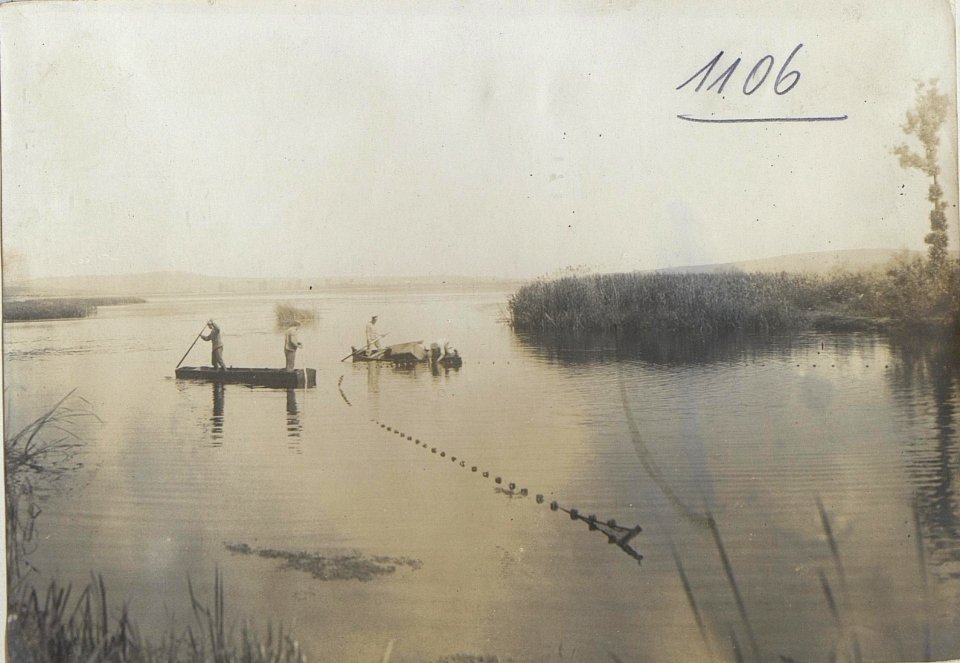 Deutsche Soldaten als Fischer am Teich von Knihinicze. (BildID 15729542)