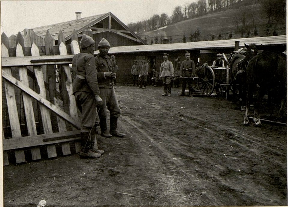 Deutsche und Türken am Bahnhof in Podwisoky (BildID 15529458)