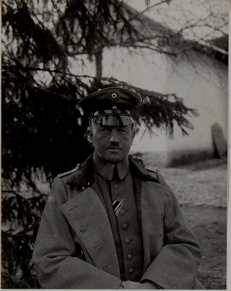 Deutscher Verb.Offizier der Heeresgruppe MACKNESEN. Hptm. MERKEL. Aufgenommen in Alexandrovac im März 1916. (BildID 15452841)