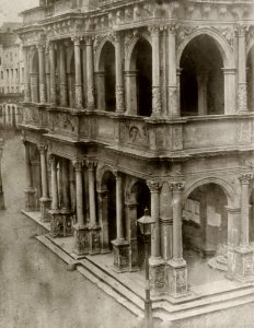 Deutscher Photograph um 1855 - Seitliche Ansicht der Rathauslaube (Zeno Fotografie)