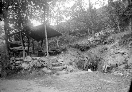 Devant l'entrée de la grotte de Gargas. Avec Félix Régnault