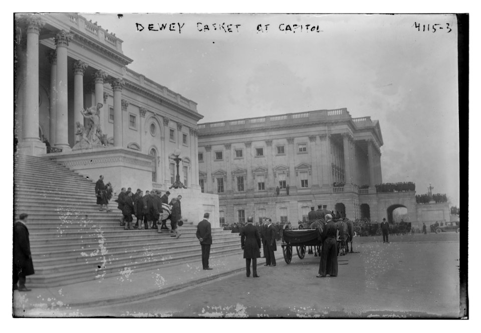 Dewey casket at Capitol LCCN2014703799