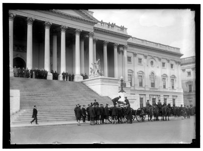 DEWEY, GEORGE. ADMIRAL, U.S.N. TAKING COFFIN INTO CAPITOL LCCN2016867102