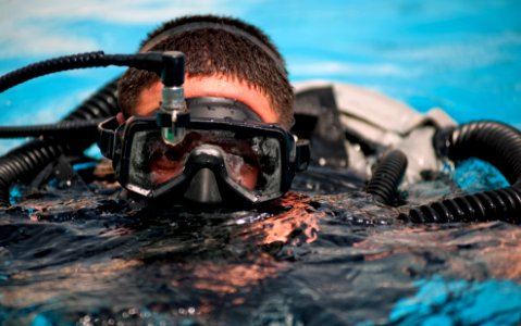 U.S. Navy diver dives to familiarize himself with underwater breathing apparatus at Bahrain photo