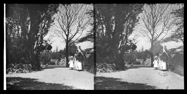 Dida amb dos nens en un camí del Parc de la Ciutadella