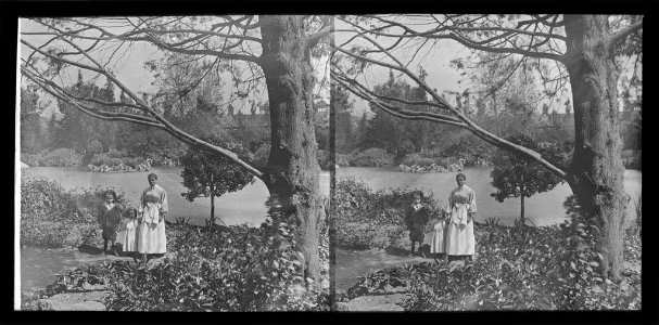 Dida amb dos nens al Parc de la Ciutadella amb el llac al fons