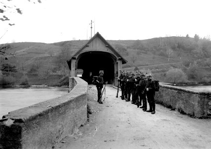 Die Ablösung des Grenzwachtpostens an der Brücke in Rheinau - CH-BAR - 3240980