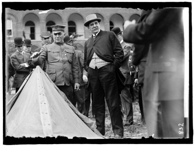 DICKINSON, JACOB M. SECRETARY OF WAR. INSPECTING ARMY EQUIPMENT LCCN2016863576