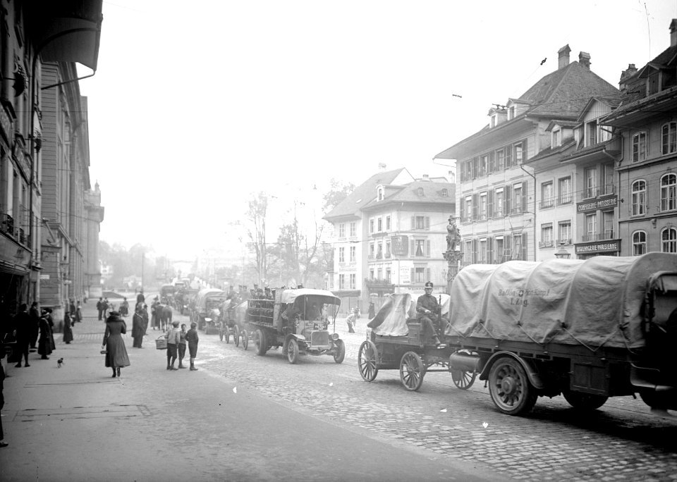 Die Ballon Pionier Kompanie I mit ihren Lastwagen - CH-BAR - 3240120
