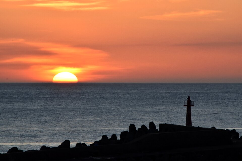 Dusk sun sea photo