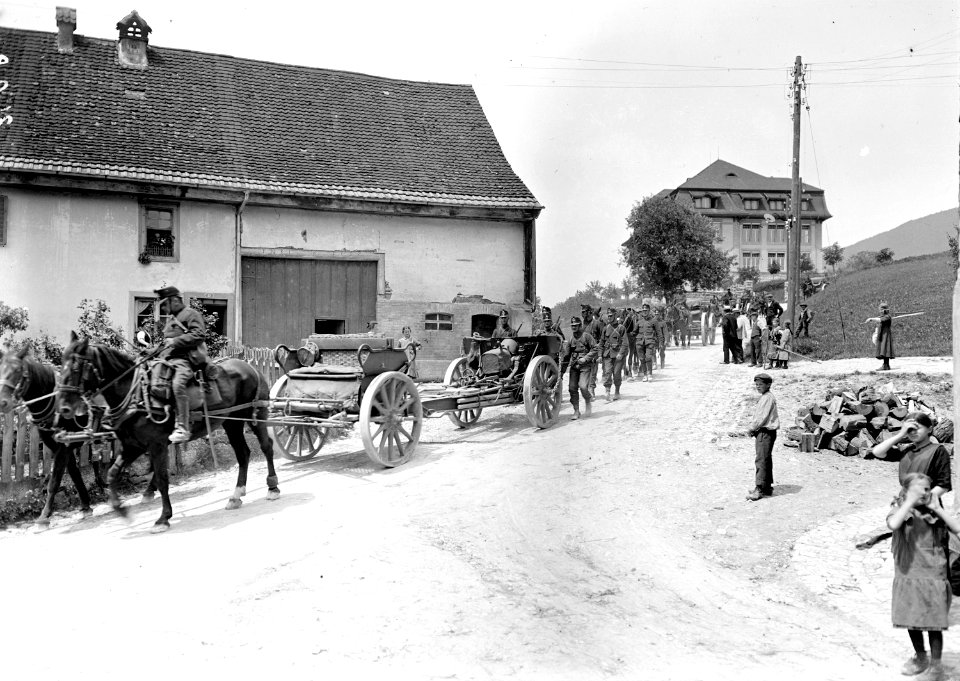 Die 15cm Haubitzen treffen in Mümliswil ein - CH-BAR - 3239690