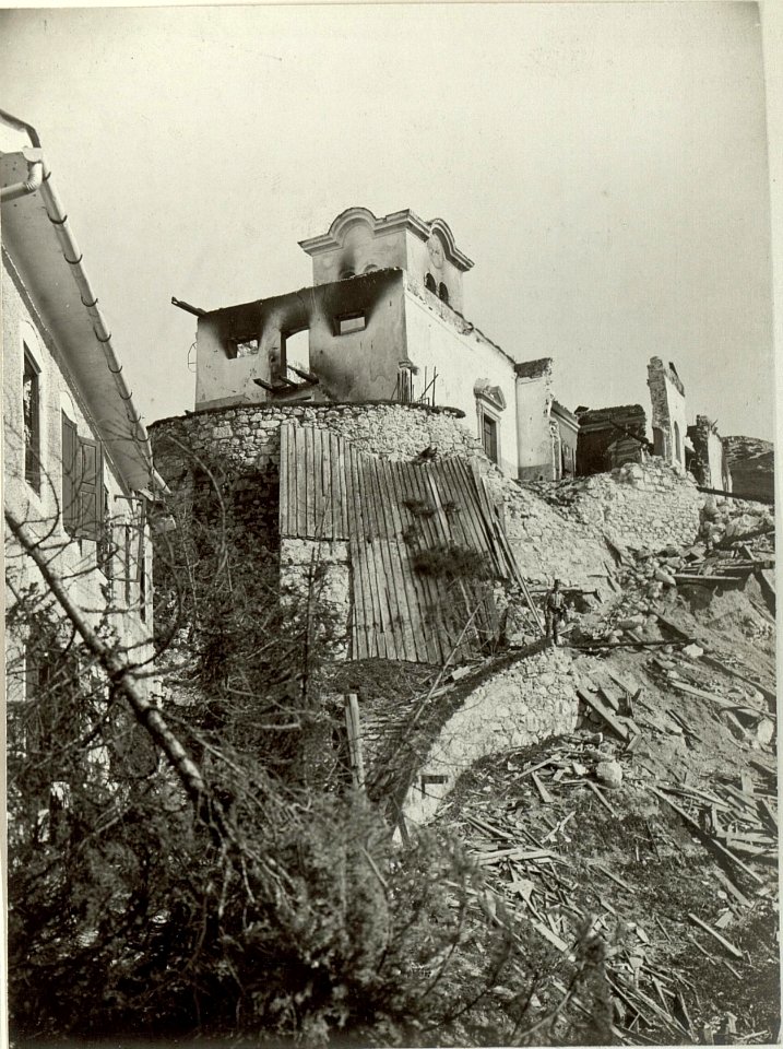Die am 17. September 1915 in Brand geschossene Kirche von Luschari. Am 23.September 1915 zur Zeit der Aufnahme beschossen. Aufgenommen, am 23.September 1915. Standpunkt in den Trümmern des neben dem P (BildID 15462281)