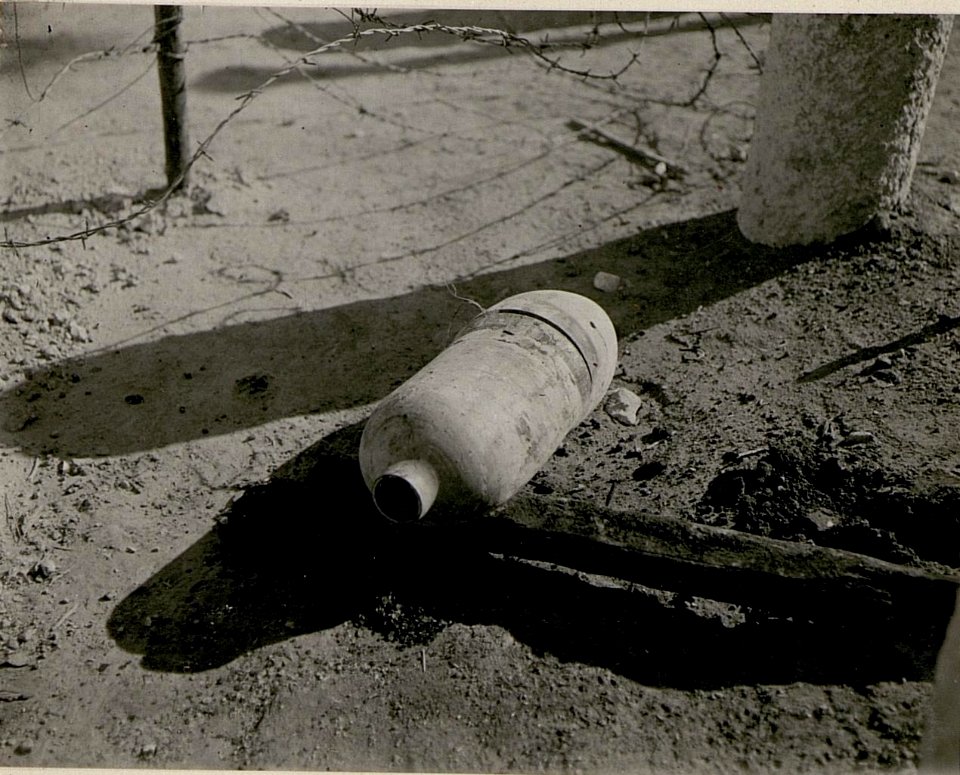 Die bei Calliano am 24-II.1918 abgeworfene explodierte itl.Fliegerbombe Abschlussschraube entfernt. (BildID 15512700)