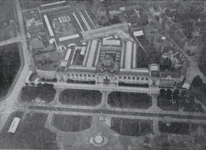 Die Ausstellungsgebäude der Städteausstellung in Düsseldorf 1912, aufgenommen aus dem Parzeval-Luftschiff Charlotte von Hoffotograf Julius Söhn