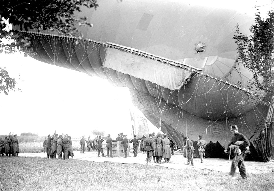 Die Ballonhülle hebt vom Boden ab - CH-BAR - 3238830