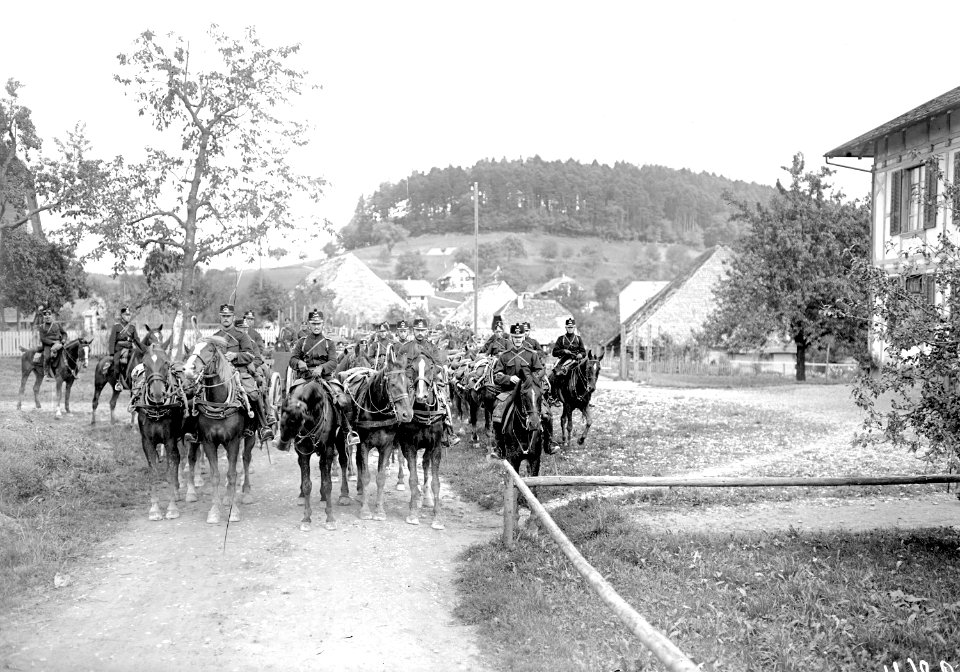 Die Feldartillerie trifft im Kantonnement in Bäriswil ein - CH-BAR - 3239034