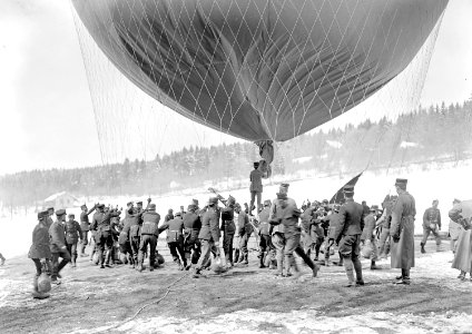 Die einzelnen Seile des Fesselballons werden am Korb befestigt - CH-BAR - 3238334
