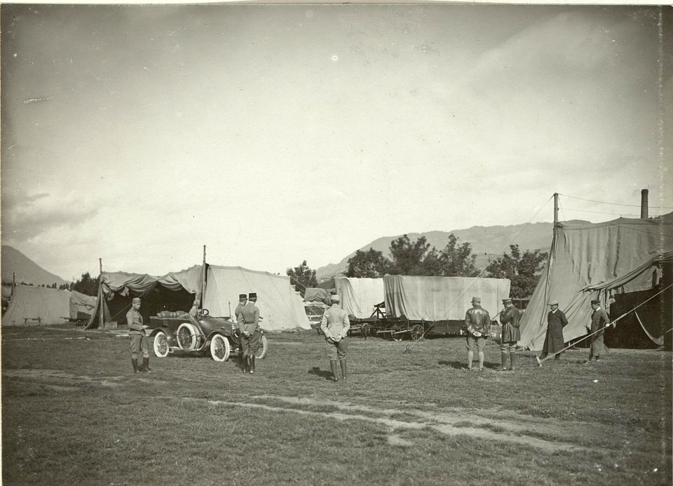 Die Fliegeroffziere der 16.Fliegerkomp. Standort, Flugplatz Villach. Aufgen. 4.September 1915. (BildID 15461728)