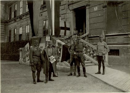 Die erbeuteten italienischen Fahnen. Aufgen. 11. September 1915. (BildID 15461756)