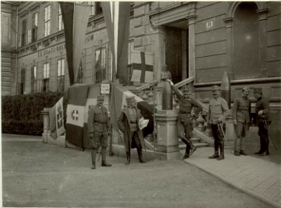 Die erbeuteteb italienischen Fahnen, von links nach rechts, Oberst im Artillerie Stab SCHUTZER. Oberts im Generalstab SPITZMüLLER. Obstlt. Von KREYBITZ, Mjor BERLER, Authofahrer SPITZMüLLER. Hauptmann (BildID 15461749)