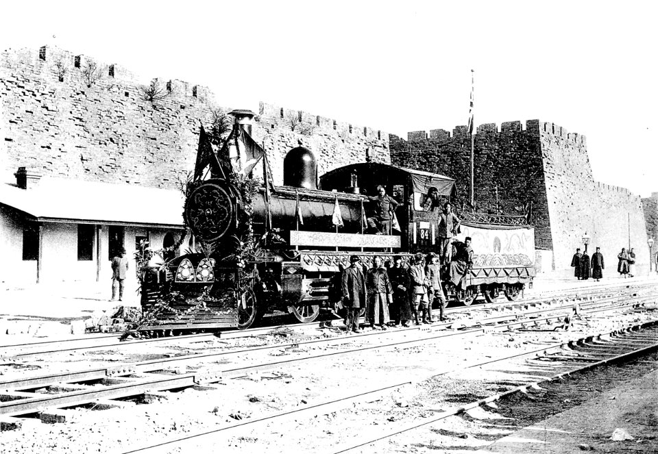 Die erste Lokomotive im Herzen Pekings. Eröffnung des Bahnhofs am Chienmên am Ｉ. November 1901