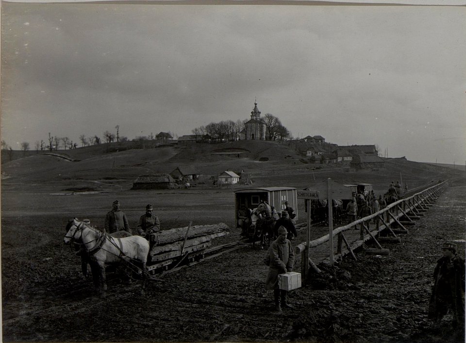 Die Feldbahn bei Milcza, Ankunft eines Krankentransportwagens (BildID 15443118)