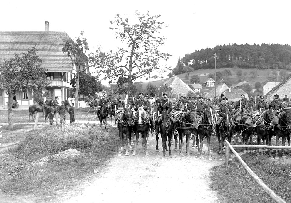 Die Feldartillerie trifft im Kantonnement in Bäriswil ein - CH-BAR - 3239037