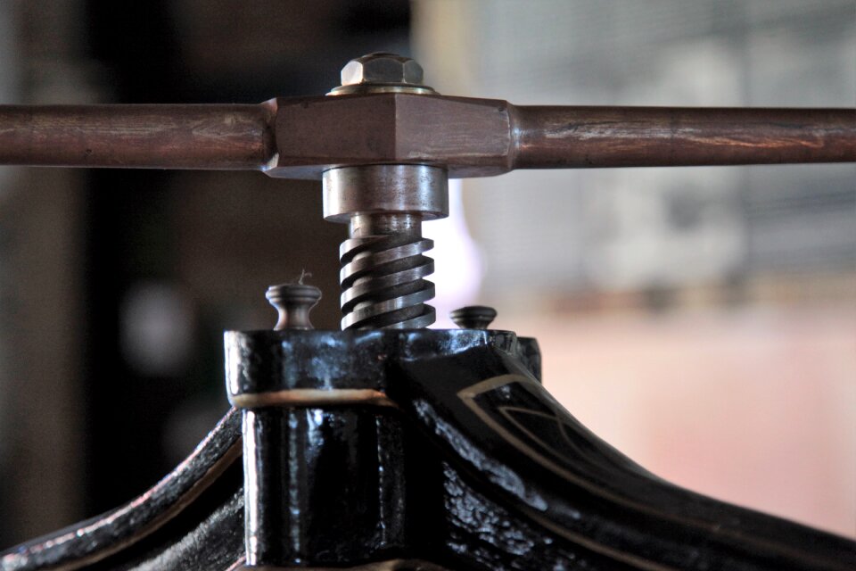 Spindle thread iron