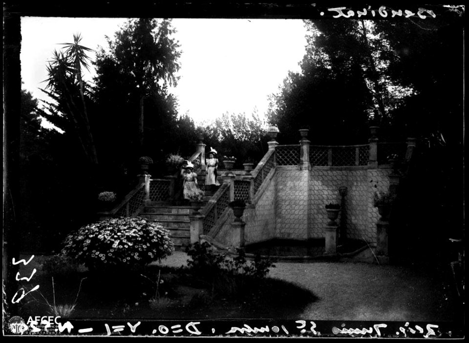 Dones al jardí d'una casa de Bendinat (AFCEC VIDAL A 0339)