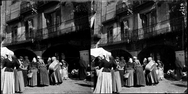 Dones amb cistells al mercat de la plaça de Vic