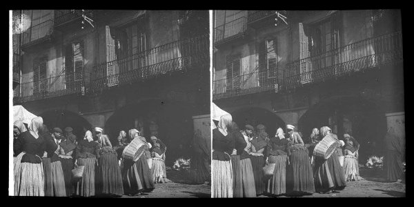Dones amb cistells al mercat de la plaça de Vic (AFCEC BORDAS X 421bis)