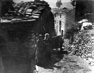 Dones en un carrer de Tregurà de Dalt (AFCEC EMC X 6343)